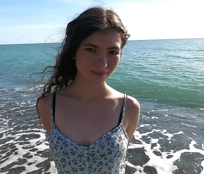 Meet Luna Lynx, the 18-year-old Enchantress with a Luscious Creamy Ass and Monster Cock Crush in HD VG136