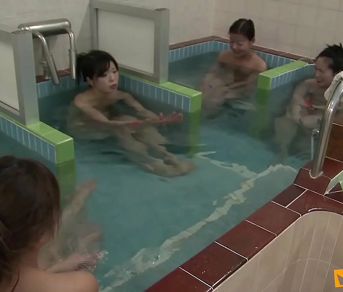 Japanese Shower Play: Slim Babe Gets Fingered by a Pervy Guy