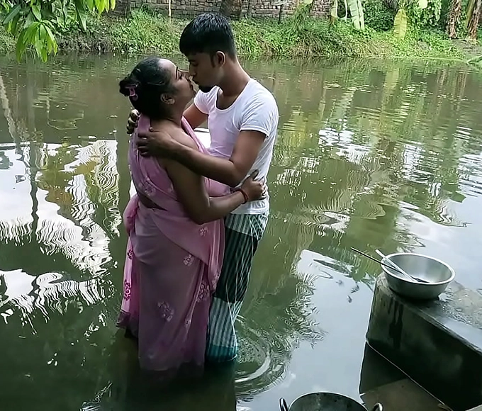 WATCH NOW: Boudi's Steamy Outdoor Fuck Session - Your Wife Won't Do This!