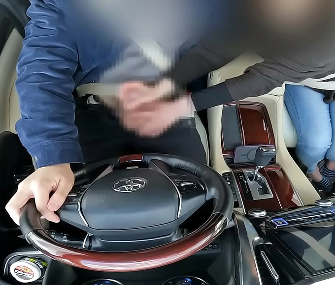 Japanese MILF Gives Roadside Handjob, Drives Me Wild with Pleasure!