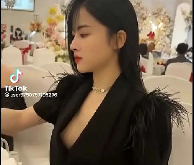 Revealing Nipslip on TikTok! Sneak Peek at Alluring Enchantress' Luscious Assets