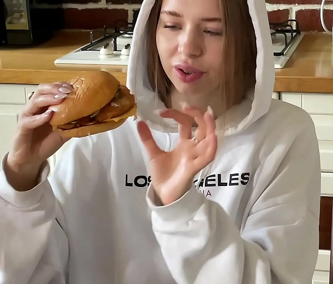 Satisfy Your Lust with a Californiababe Who Loves Cum in Burger!