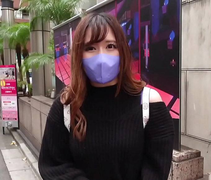 Revealing the Alluring Milf from Japan! Watch Her Seduce Men with Her Luscious Body and Enchanting Smile