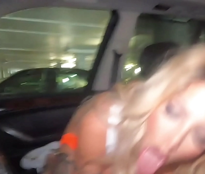 Tatted Hooters Waitress Gives Mind-Blowing Blowjob for Big Tip