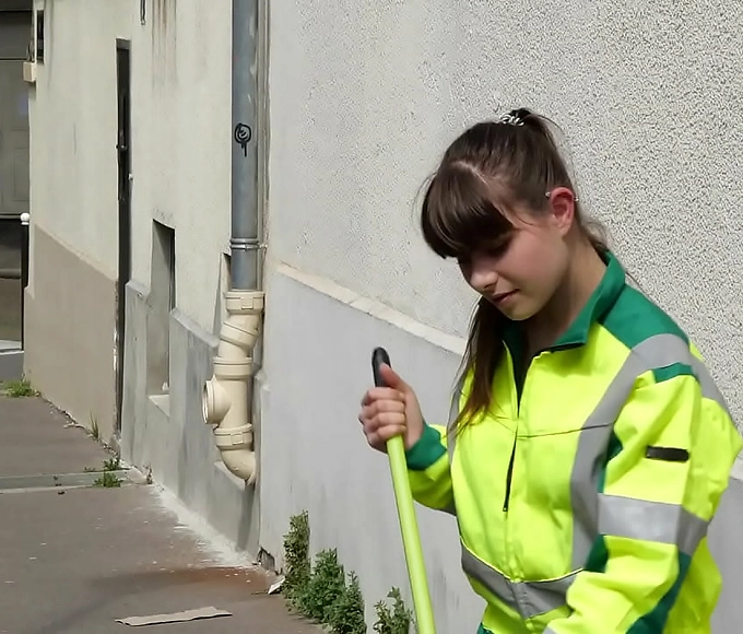 Jav sensation Luna Rival seduces the streets of France!