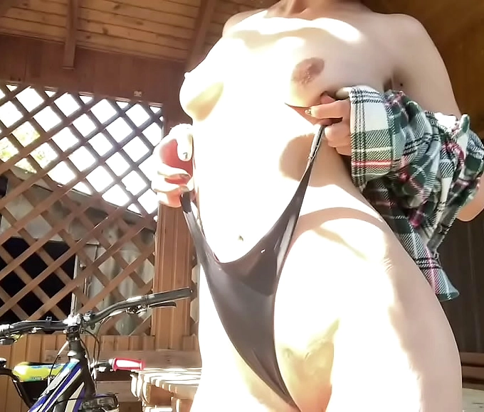 Unleash Your Desires with this Outdoor Pussy Fuck Squirting Video